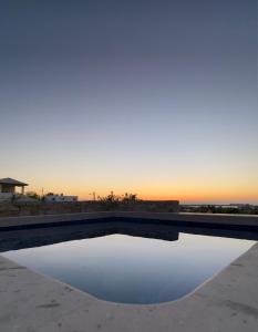 a pool of water with the sunset in the background at Habitación 1, en Casa Gabriela in La Paz