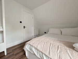 Ένα ή περισσότερα κρεβάτια σε δωμάτιο στο Plush Leeds Bungalow, Free Parking