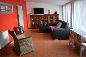 a living room with a black couch and chairs at Casa na Aldeia in Alburitel