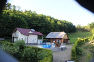 RozavleaLa cretu的一座小房子和一座带庭院的房子