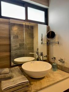 a bathroom with a large white sink and a mirror at AC Andares Tec Nespresso Estacionamiento Gratis 4p in Guadalajara