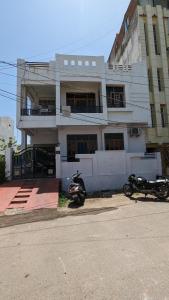 twee motorfietsen geparkeerd voor een gebouw bij The Cozy Nook in Udaipur