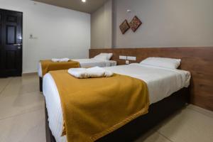 Aryaas Residency Nettoor客房内的一张或多张床位