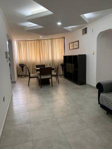 a waiting room with chairs and a table and a couch at Base Aragua Apartamento Equipado in Maracay