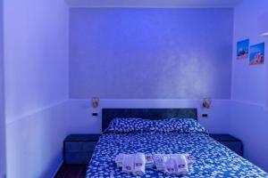 Un dormitorio con una cama con dos toallas encima. en Martina's dream, en Villafranca Tirrena