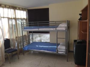Krevet ili kreveti na kat u jedinici u objektu Tenerife Hostel