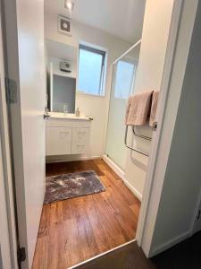 クライストチャーチにあるCity Fringe Private Room - Your Urban Escape!の洗面台と鏡のある小さなバスルーム +4枚の写真