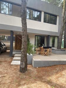 a house with a table in front of it at Casa MARITE II in Mar de las Pampas