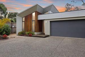 オーシャン・グローブにあるMadeley Family Getaway- Sleeping 8, central, aircon, close to shops, beach, parks, spaciousの目の前のガレージ付き家