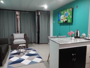kuchnia i salon ze stołem i kanapą w obiekcie Apartamento privado y acogedor w Cuzco