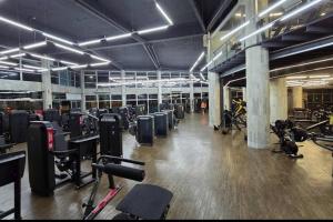 a gym with a bunch of equipment in a room at AP Smart Glicério in Campinas