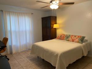 ein Schlafzimmer mit einem Bett und einem Deckenventilator in der Unterkunft - Spacious Master Room with Private Bathroom near UCF, Hospital & Shopping in Orlando