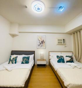 Ένα ή περισσότερα κρεβάτια σε δωμάτιο στο 8 Adriatico - 1 Bedroom with 1 Parking Space near SLMEC, PGH and US Embassy