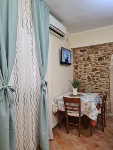 a dining room with a table and a blue curtain at Dimora Sogno Suite in Termoli