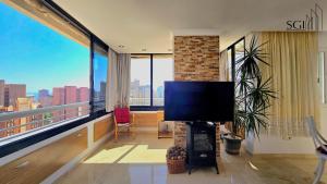 Televízia a/alebo spoločenská miestnosť v ubytovaní Precioso apartamento con vistas al mar