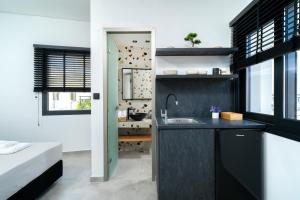 Nhà bếp/bếp nhỏ tại Parilion Suites +45 ảnh