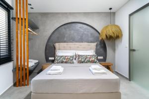 Giường trong phòng chung tại Parilion Suites