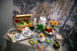 einen Tisch mit einem Tablett mit Essen drauf. in der Unterkunft Corte Antica Luxury in Ravanusa