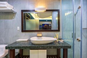 un bagno con un lavandino e uno specchio su un bancone di MOJO Boutique HOTEL a Phu Quoc Altre 41 foto