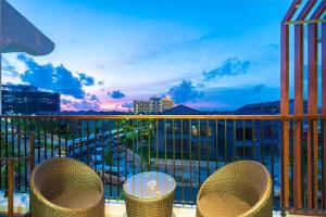 un balcone con tavolo, sedie e vista sulla città di MOJO Boutique HOTEL a Phu Quoc