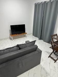 ein Wohnzimmer mit Couch und Flachbildfernseher in der Unterkunft Townhouse 03, Beto Carreiro 6Km, Praia Gravata in Navegantes