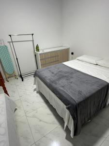 ein Schlafzimmer mit einem Bett und einem Stuhl darin in der Unterkunft Townhouse 03, Beto Carreiro 6Km, Praia Gravata in Navegantes