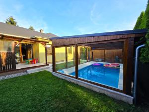 Bazén v ubytování Vila MAX - WHIRLPOOL & BAZÉN & SAUNA nebo v jeho okolí