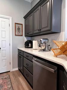 Fotografie z fotogalerie ubytování Modern Retreat by Airport v destinaci Oklahoma City