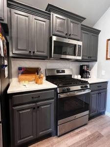 Fotografie z fotogalerie ubytování Modern Retreat by Airport v destinaci Oklahoma City