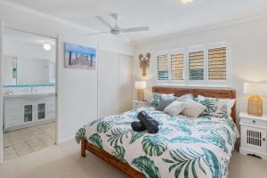 una camera da letto con un letto grande e un bagno di Seagate Escape at Caloundra a Caloundra