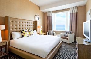 Televiisor ja/või meelelahutuskeskus majutusasutuses Berkeley Oceanfront Hotel