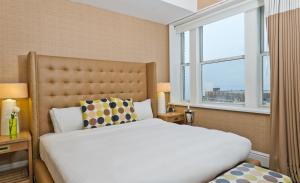 Voodi või voodid majutusasutuse Berkeley Oceanfront Hotel toas