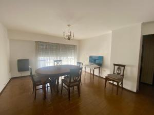 a dining room with a table and chairs at Julia Apparts - DEPARTAMENTO CALEFACCIONADO EN EL CENTRO DE LA CIUDAD CON GARAGE APARTE in Córdoba