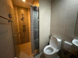 伊洛伊洛One Madison Place, Tower 2 - 10N MEGAWORLD Iloilo的带厕所和淋浴的小浴室