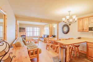 Una cocina y una sala de estar con mesa y sillas. en North Ridge Mountainside Condo, en Biwabik