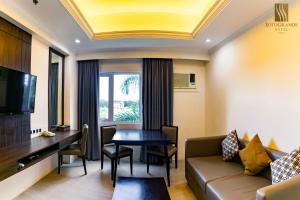TV a/nebo společenská místnost v ubytování Sotogrande Iloilo Hotel