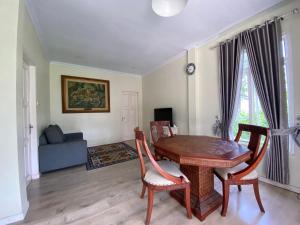 Fotografie z fotogalerie ubytování A Spacious Tropical 4 Bedrooms with Bathrooms Villa Marion Tomohon with the view of Gunung Lokon v destinaci Tomohon