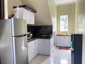 Fotografie z fotogalerie ubytování A Spacious Tropical 4 Bedrooms with Bathrooms Villa Marion Tomohon with the view of Gunung Lokon v destinaci Tomohon