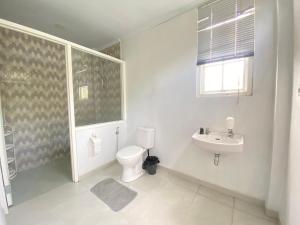 Fotografie z fotogalerie ubytování A Spacious Tropical 4 Bedrooms with Bathrooms Villa Marion Tomohon with the view of Gunung Lokon v destinaci Tomohon