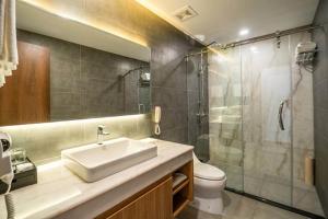 Koupelna v ubytování Le President Hotel + 37 fotografií