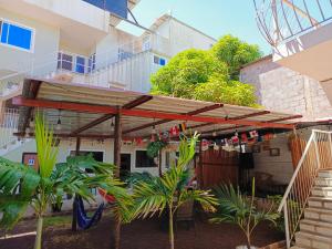 una pérgola en el patio de una casa en Teresita's House Suites con cocina privada, en Puerto Baquerizo Moreno