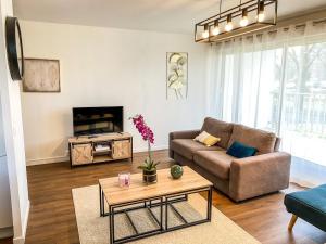 a living room with a couch and a table at T3 Moderne avec balcon terrasse et parking gratuit in Niort