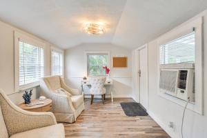 レイクランドにあるWalk to Lake Hunter Cozy Pet-Friendly Studio!の椅子2脚とテーブルのあるリビングルーム