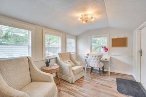レイクランドにあるWalk to Lake Hunter Cozy Pet-Friendly Studio!のリビングルーム(椅子2脚、デスク付)
