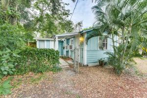 レイクランドにあるWalk to Lake Hunter Cozy Pet-Friendly Studio!のヤシの木が目の前にある青い家