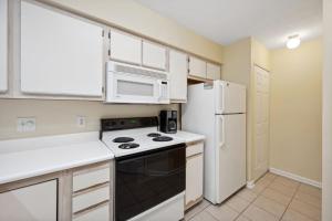 una cucina con fornelli e frigorifero di 4D Crassostrea at True Blue condo by Peace Vacations a Pawleys Island