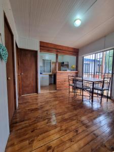 ein Esszimmer mit einem Tisch und Stühlen sowie eine Küche in der Unterkunft CABAÑAS CON PISCINA TEMPERADA CERCA DE LA PLAYAa in Algarrobo