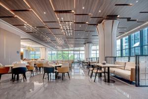 Restoran või mõni muu söögikoht majutusasutuses Atour Hotel Changsha Binjiang Financial Center