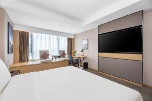 Televiisor ja/või meelelahutuskeskus majutusasutuses Atour Hotel Changsha Binjiang Financial Center