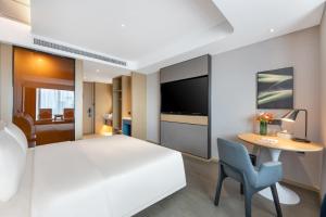 Voodi või voodid majutusasutuse Atour Hotel Changsha Binjiang Financial Center toas